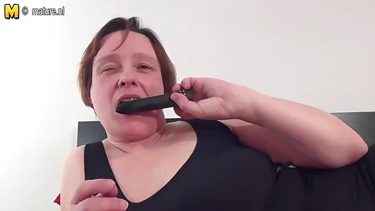 Amateur housewife with saggy tits pleasing herself