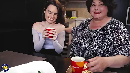 BIG mature lesbian fucks cute girl