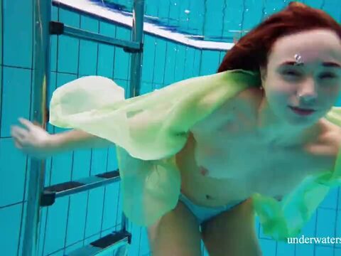Nina Mohnatka swims in the pool and shows her slim and hairy body.
