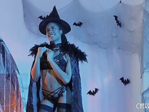 Cosplay Ebony Teen Gets Extra Naughty In Masturbation Scene