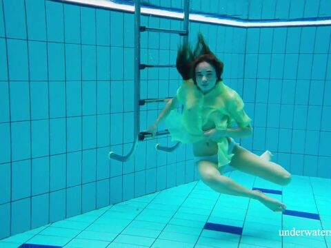 Nina Mohnatka swims in the pool and shows her slim and hairy body.