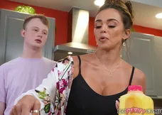 L'attrazione della matrigna si traduce in un sensuale tentativo di doccia