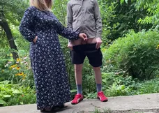 En mogen kvinna hjälper sin styvson att urinera utomhus och ansluter sig genom att stå