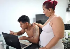 Mama i pasierb oddają się seksowi oralnemu po nauce.